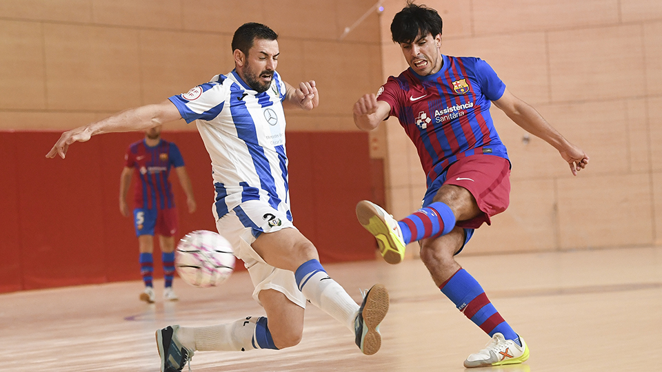 Nicolás, jugador del Barça B, dispara ante Mimi, del CD Leganés.