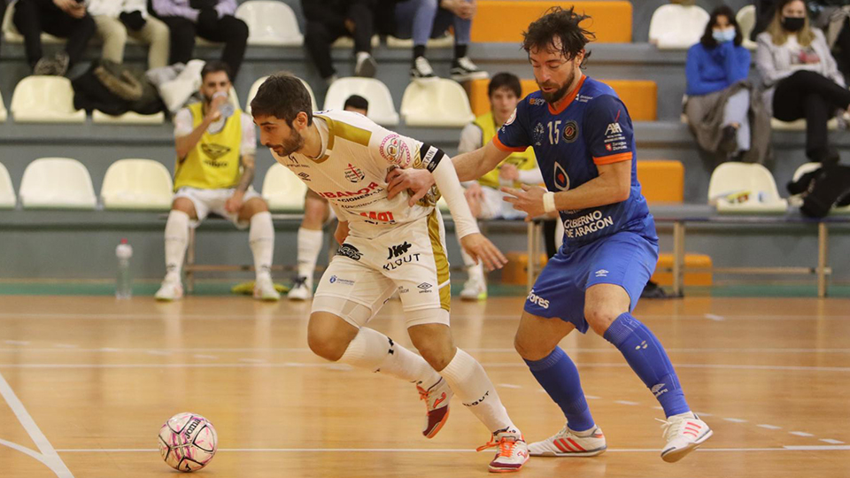 Palmas, jugador del Noia Portus Apostoli, ante Nano Modrego, del Full Energía Zaragoza. (Foto: Andrea Royo).