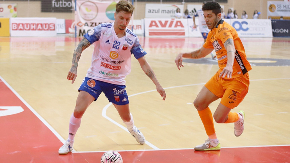 Jamur, del Fútbol Emotion Zaragoza, prepara un disparo (Fotografía: Jorge Vicioso)