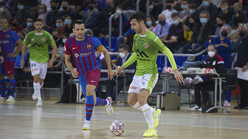 Eloy Rojas, de Palma Futsal, con el balón ante Dyego, del Barça.