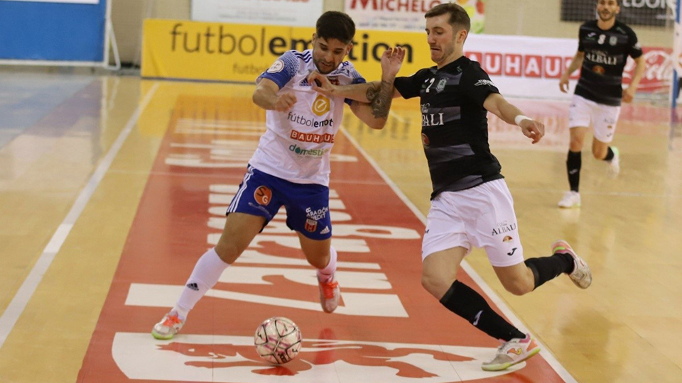 Claudino, de Fútbol Emotion Zaragoza, ante la presión de Geragthy, de Viña Albali Valdepeñas.