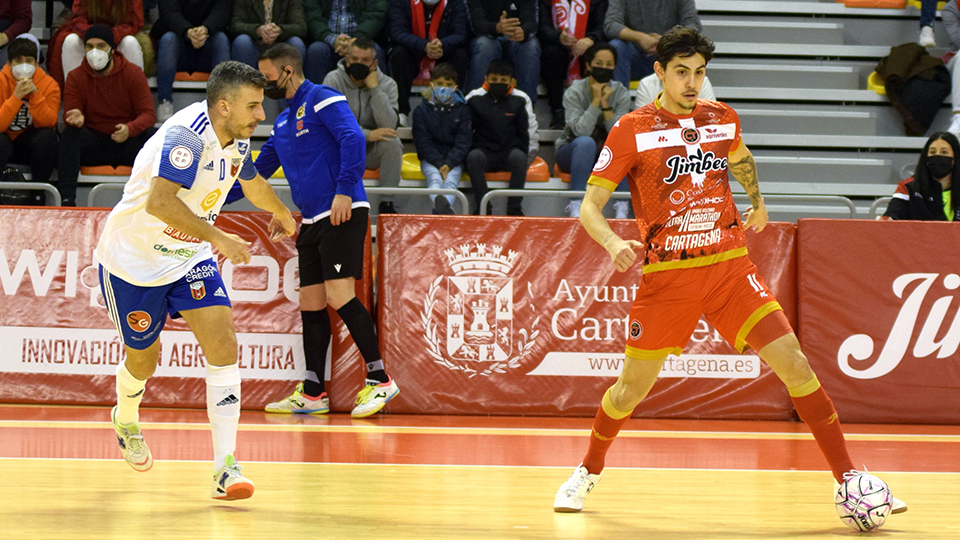 Motta, de Jimbee Cartagena, con el balón.