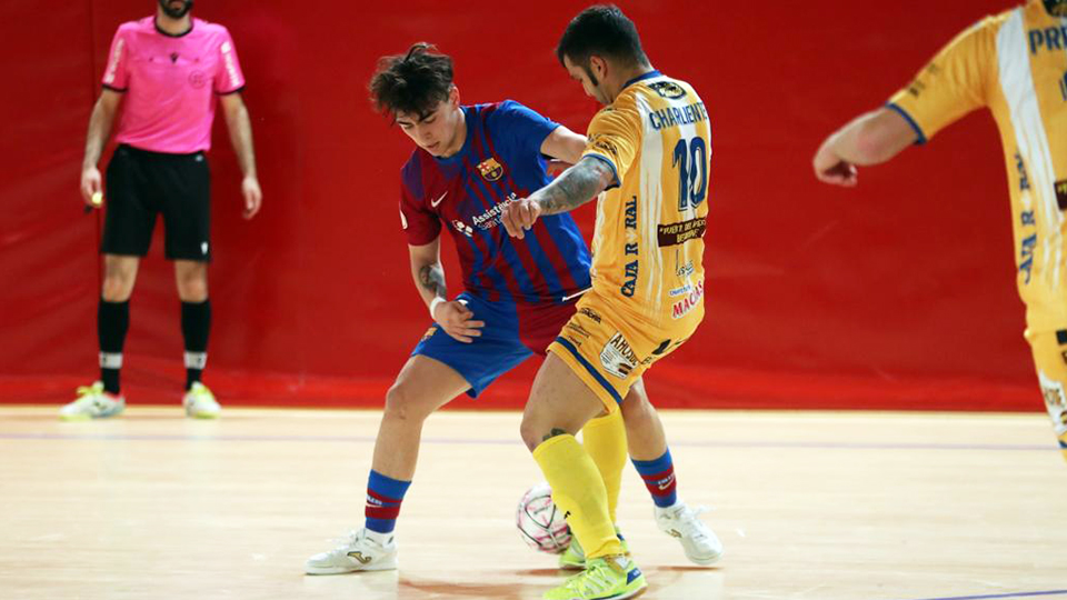 Carrasco, del Barça B, pugna por el balón con Charlie, de Atlético Benavente FS