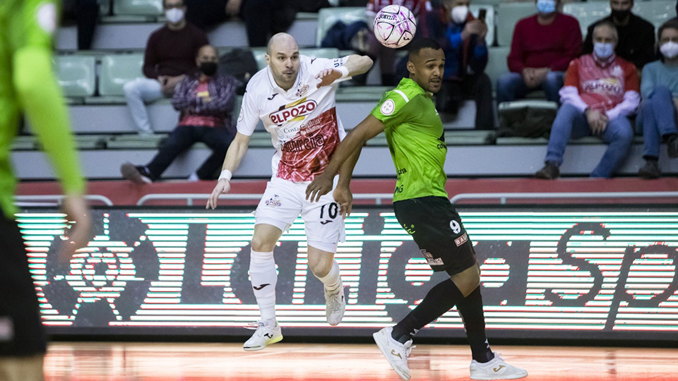 Taynan, de ElPozo Murcia Costa Cálida, dispara ante Higor, de Palma Futsal