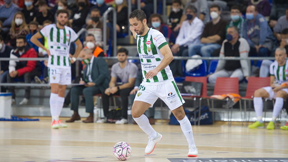 Caio, de Córdoba Patrimonio, conduce el balón.