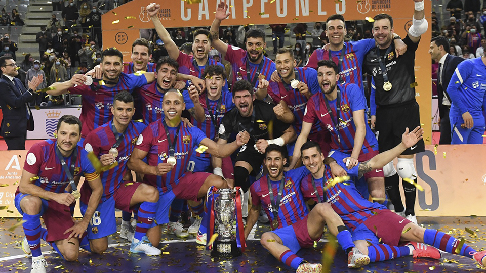 La plantilla del Barça celebra la consecución de la Supercopa de España