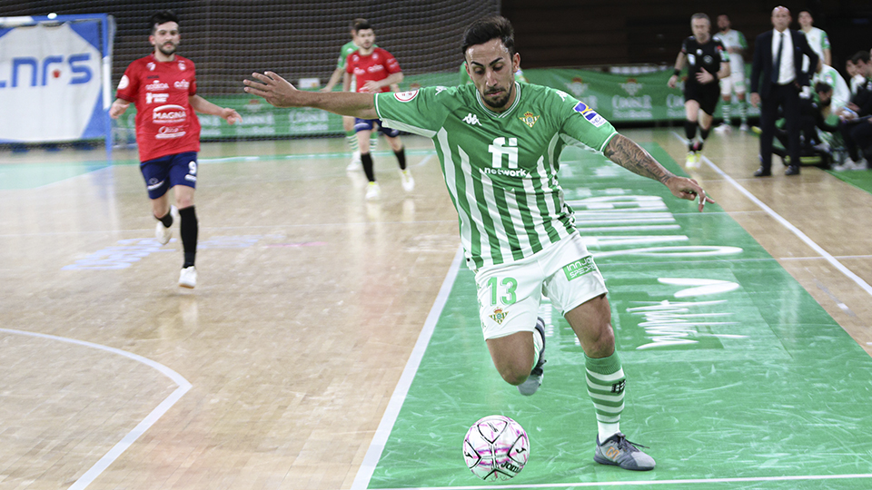 Joselito, del Real Betis Futsal, golpea el balón