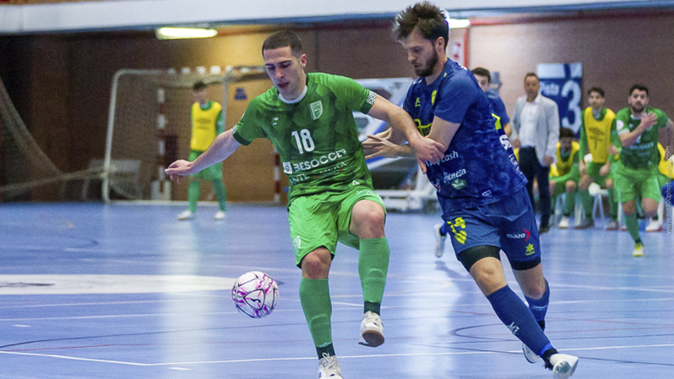 Pablo Ramírez, del BeSoccer UMA Antequera, controla el balón ante Javi Sena, del Alzira FS (Fotografía: iso100photopress)