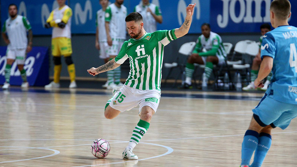 Rubén Cornejo, del Real Betis Futsal, golpea el balón