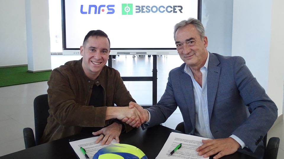 Manuel Heredia y Javier Lozano, durante la firma de renovación del acuerdo.