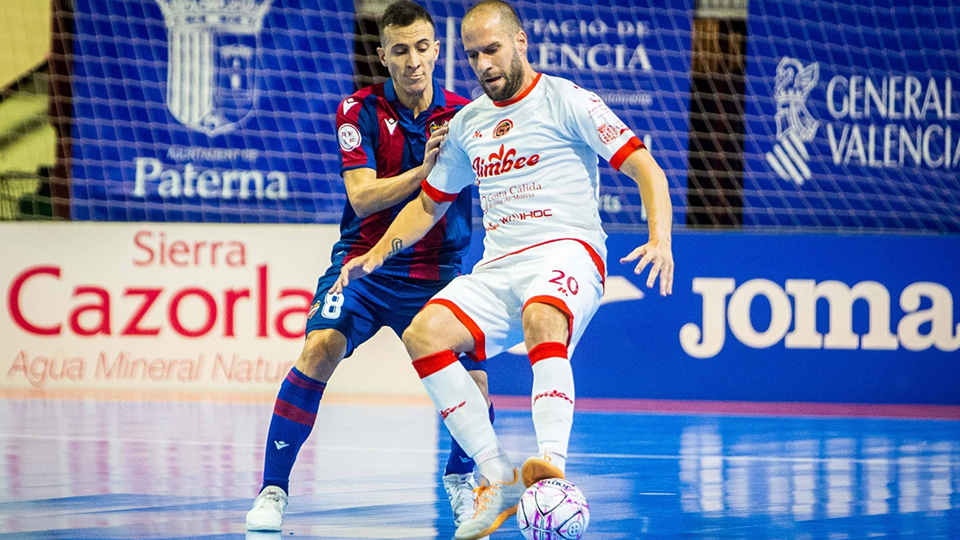 Solano, de Jimbee Cartagena, con el balón ante Maxi Rescia, del Levante UD.