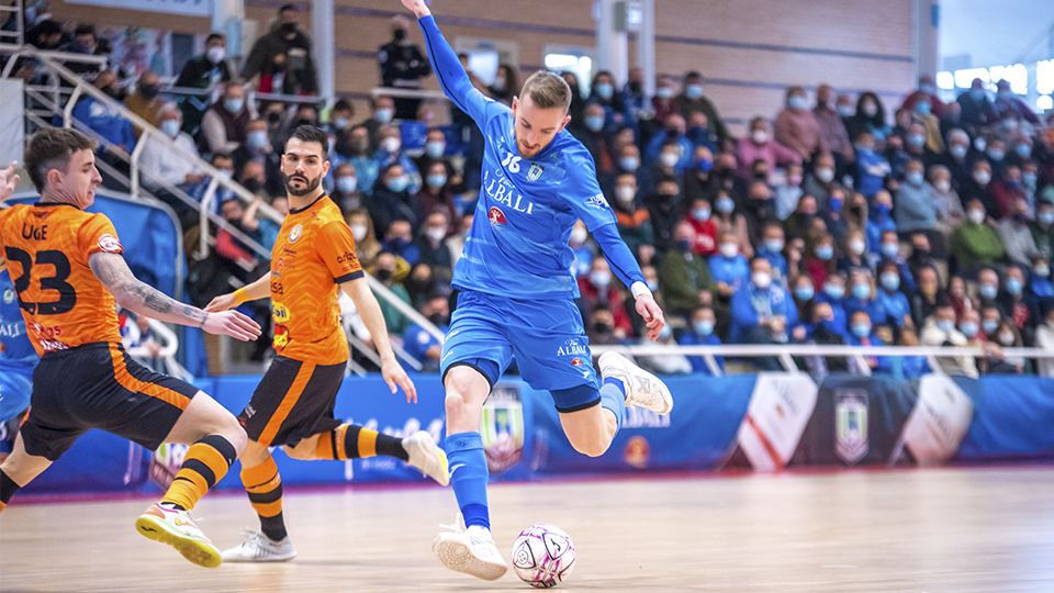 Sergio González, del Viña Albali Valdepeñas, golpea el balón ante Uge, del Ribera Navarra (Fotografía: ACP-FSV)