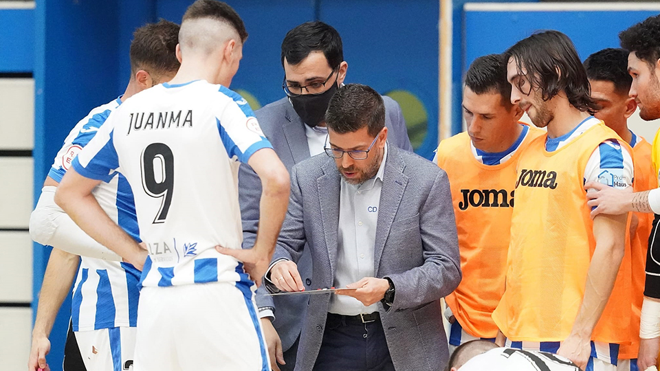 Rubén Barrios, entrenador del CD Leganés, dando instrucciones a sus jugadores