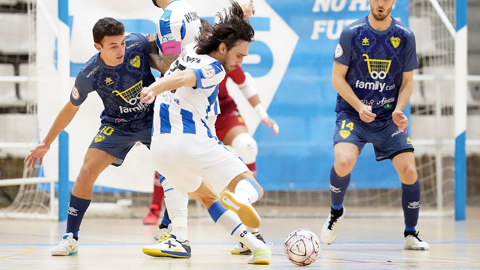 Manu García, del CD Leganés, golpea al balón