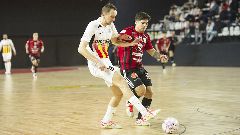 Drahovsky, de Industrias Santa Coloma, pugna por el balón con Ángel Claudino (Fotografía: Ernesto Aradilla)