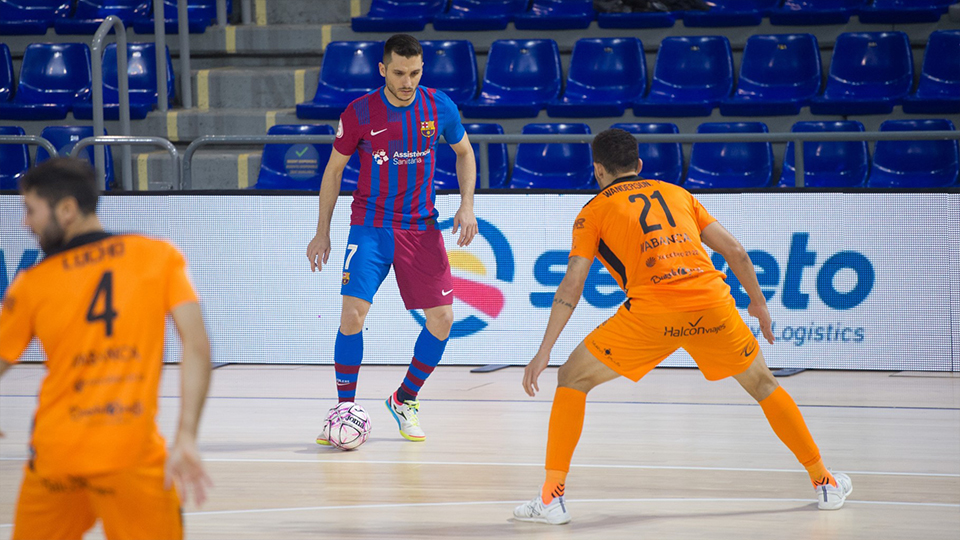 Dyego, del Barça, encara a un rival.