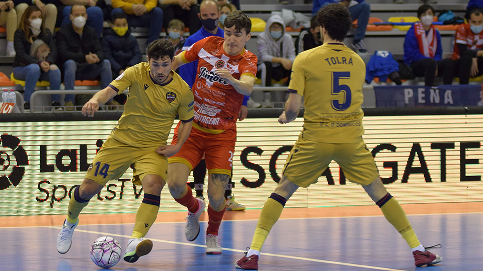 Roger, del Levante UD, y Marinovic, de Jimbee Cartagena, pugnan por el balón.