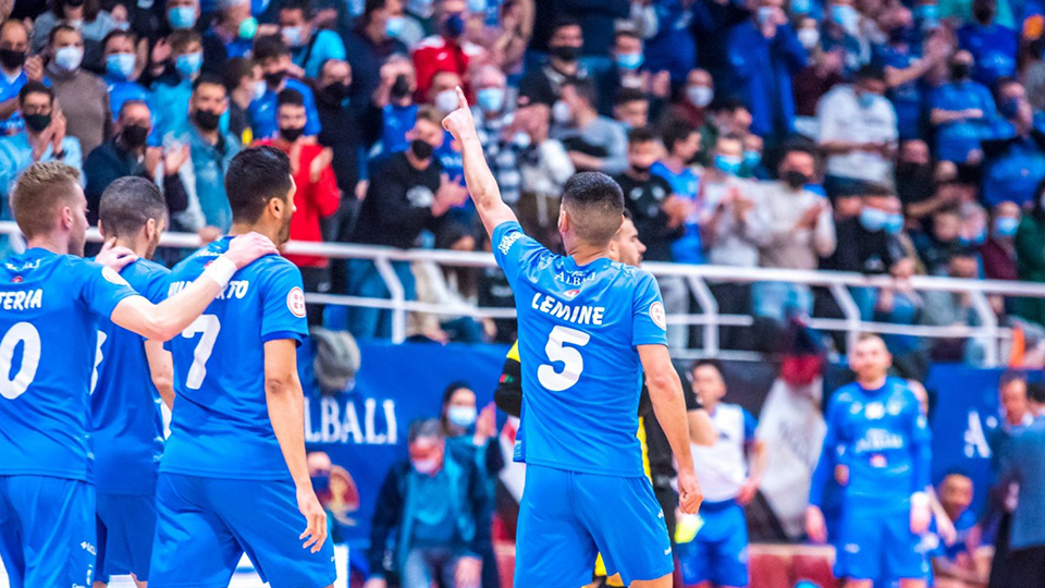 Lemine, de Viña Albali Valdepeñas, celebra un gol.