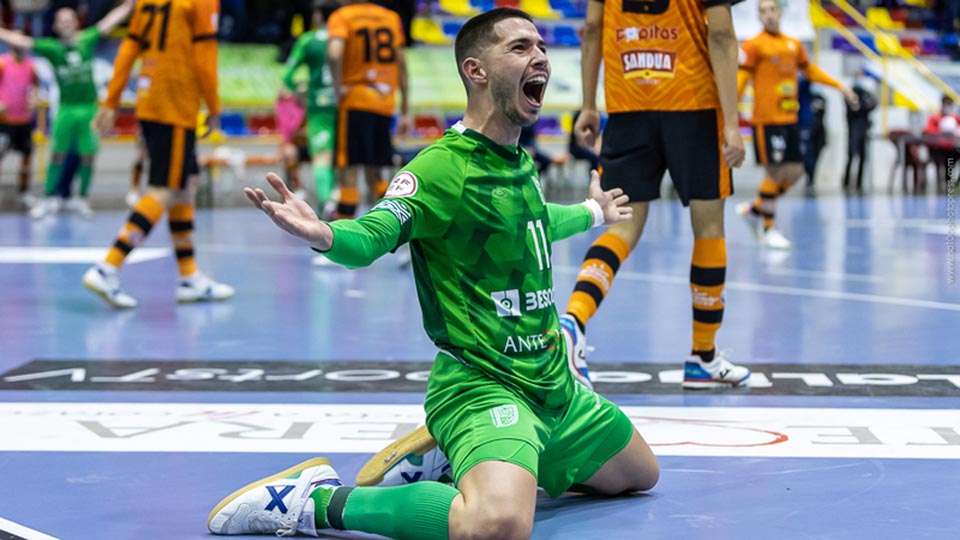 Quique Hernando, de BeSoccer CD UMA Antequera celebrando un gol