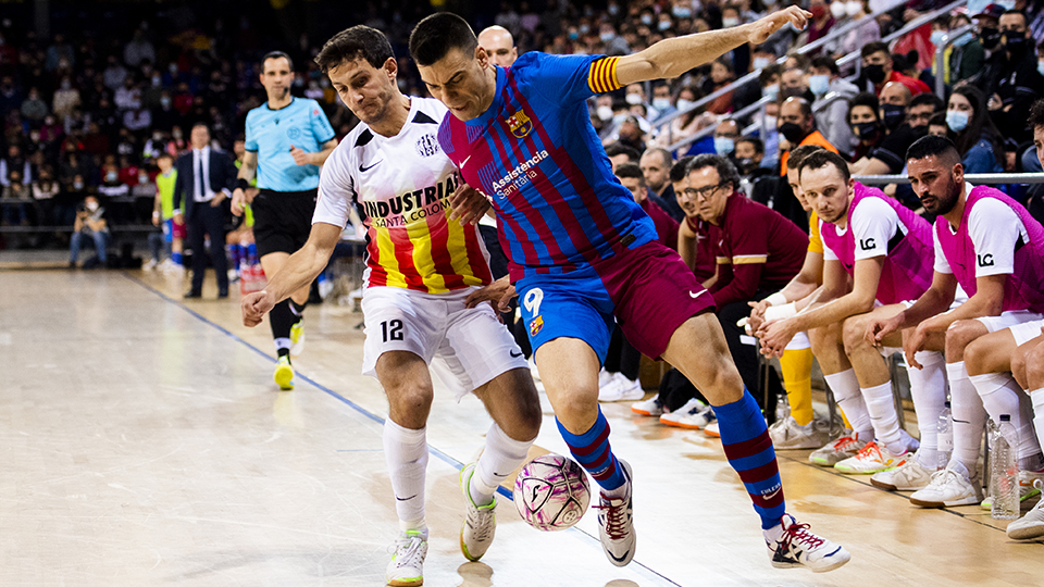 Sergio Lozano, del Barça, conduce el balón ante A. Cardona, de Industrias Santa Coloma