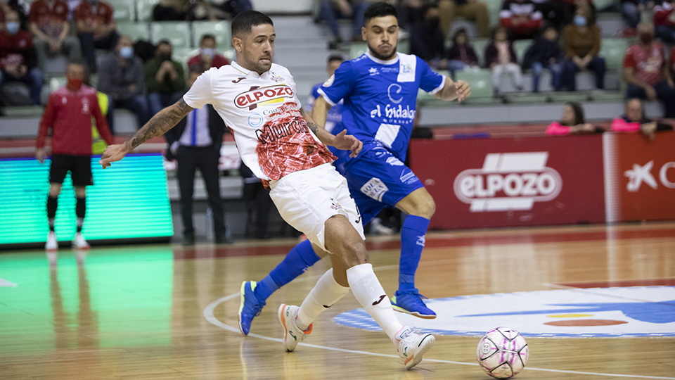 Felipe Valerio, de ElPozo Murcia Costa Cálida, golpea al balón ante Cortés, del Manzanares FS Quesos El Hidalgo (Fotografía: Pascu Méndez)