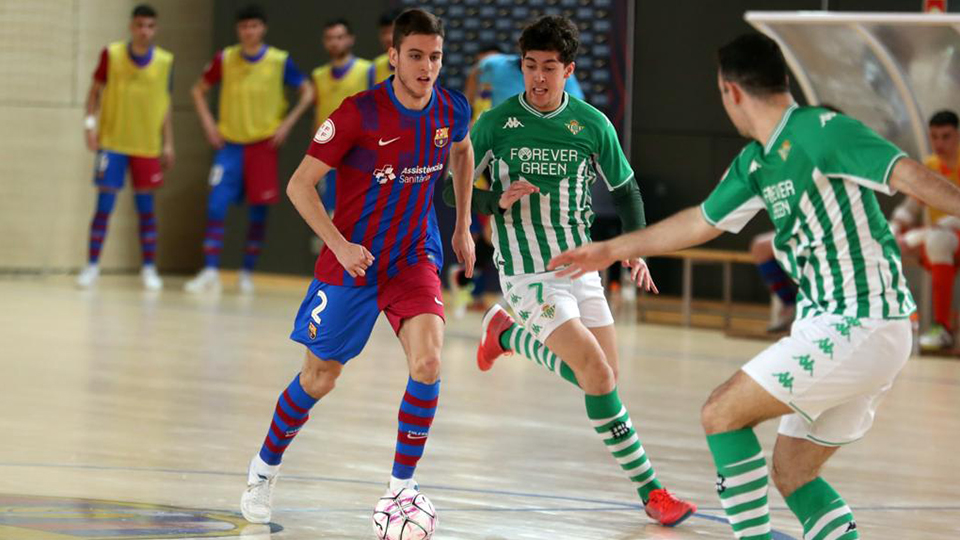Ortas, del Barça B, conduce el balón junto a Guido, del Real Betis Futsal B
