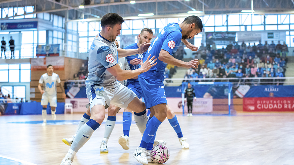 Lemine, de Viña Albali Valdepeñas, controla el balón.