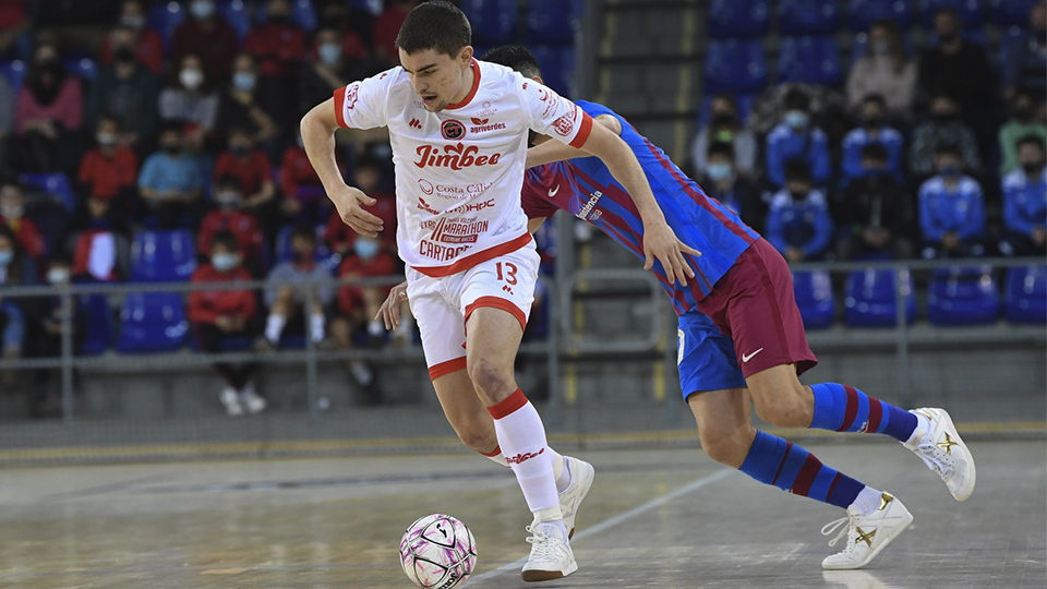 Mellado, del Jimbee Cartagena, conduce el balón