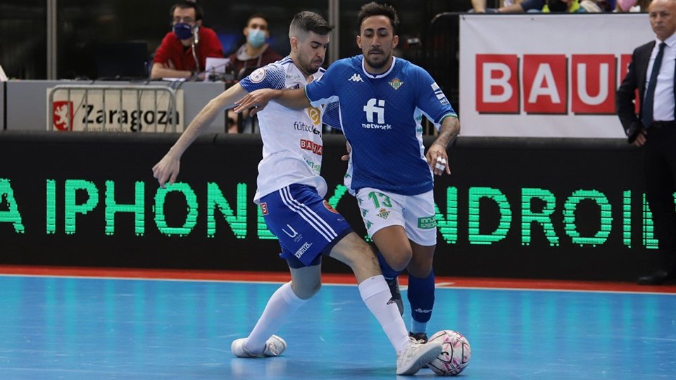 Joselito, del Real Betis Futsal, conduce el balón ante Adri Ortego, del Fútbol Emotion Zaragoza (Fotografía: Jorge Vicioso)
