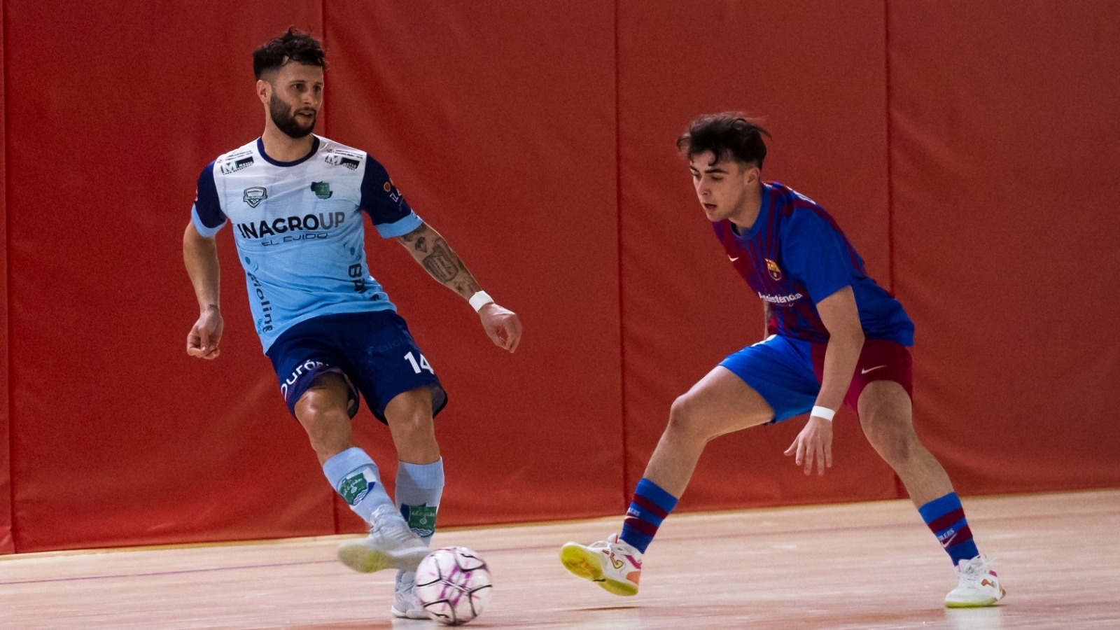 Pipi, del CD El Ejido Futsal, arma un pase