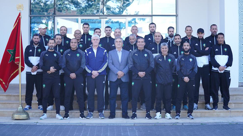 Javier Lozano, Hicham Dguig y Benny Meurs, junto a los entrenadores de la Liga marroquí.