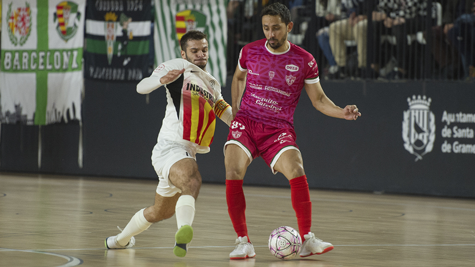 Caio, de Córdoba Patrimonio, con el balón ante la presión de David Álvarez, de Industrias Santa Coloma.