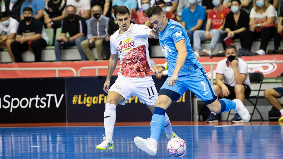 Pol Pacheco, de Inter FS, golpea el balón ante Marcel, de ElPozo Murcia Costa Cálida (Fotografía: Pascu Méndez)