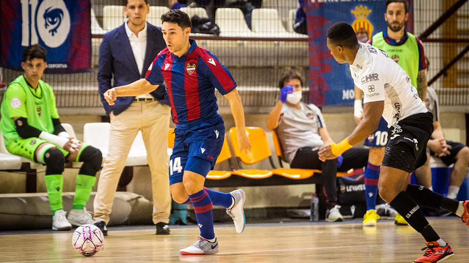 Roger, del Levante UD FS, conduce el balón