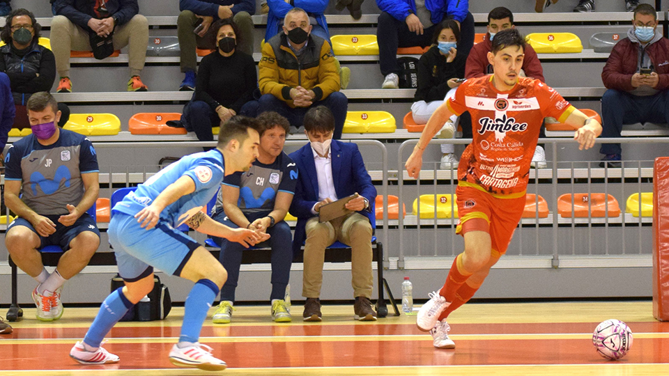 Motta, de Jimbee Cartagena, con el balón.