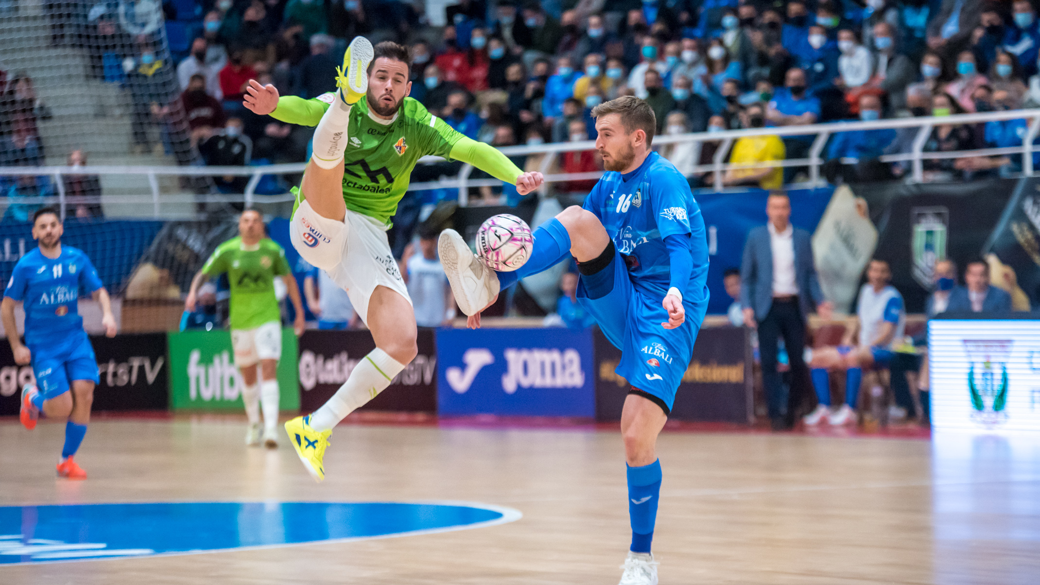 Marlon, de Palma Futsal, pugna un balón con Sergio González, de Viña Albali Valdepeñas