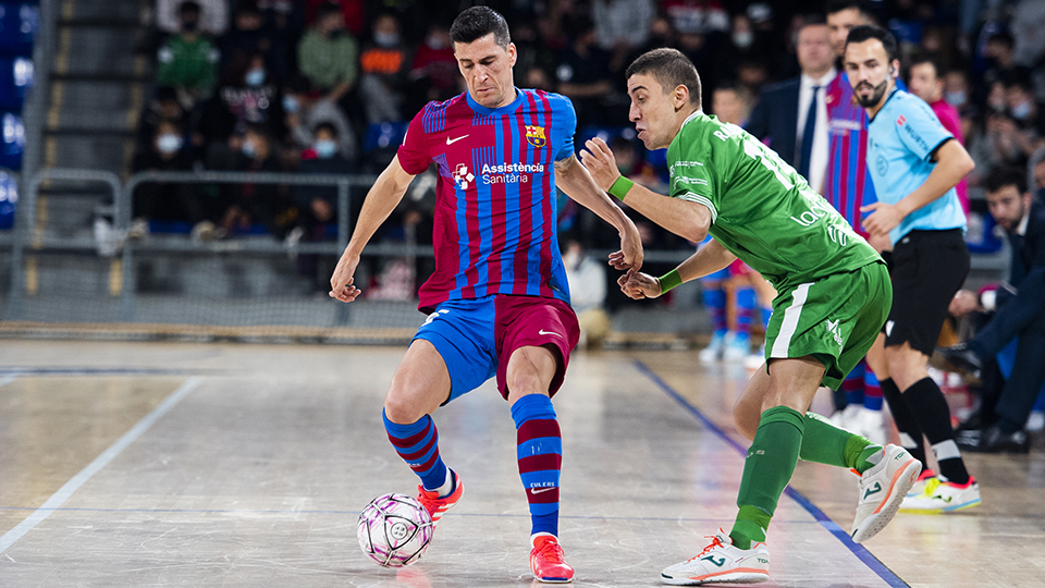 Ortiz, del Barça, protege el balón.