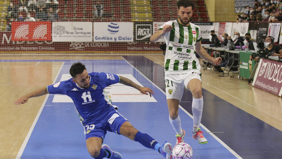 Zequi, de Córdoba Patrimonio, pugna por el balón con Joselito, del Real Betis Futsal.