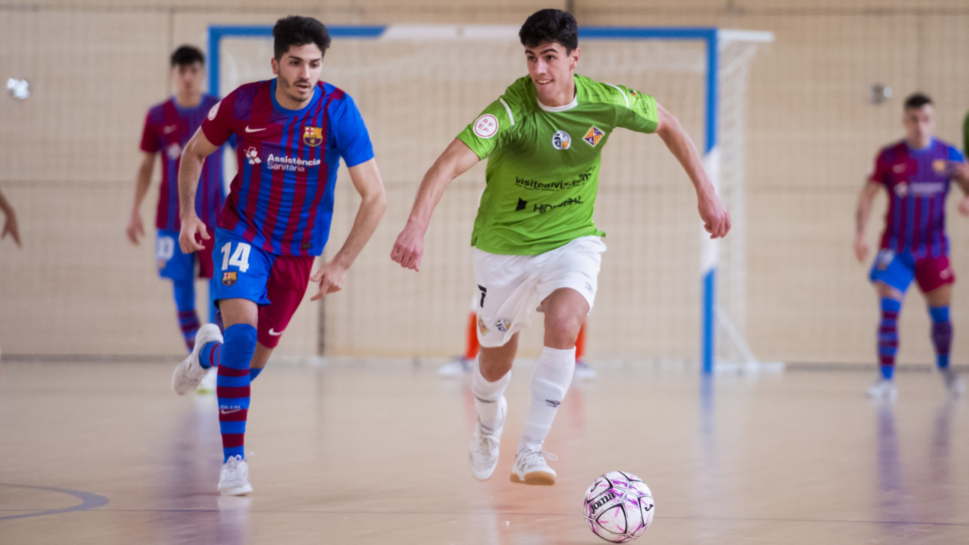 Carlos, de Visit Calvià Hidrobal, lleva el balón ante Víctor Pérez, del Barça B