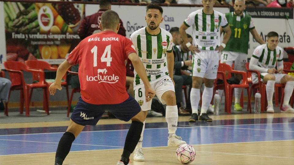 Jesulito, del Córdoba Patrimonio, controla el balón ante Raúl Rocha, del Xota FS