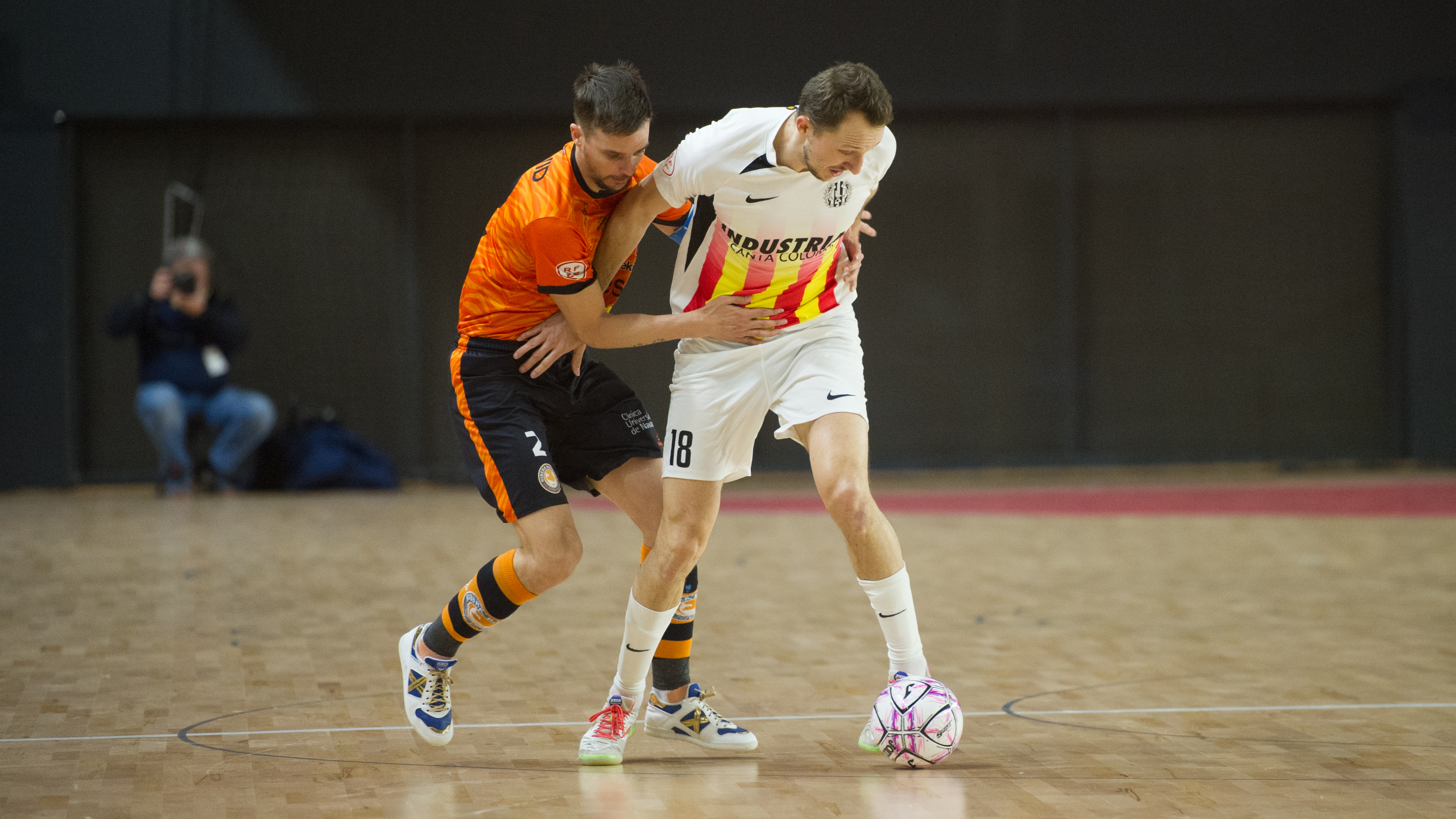 Drahovsky, de Industrias Santa Coloma, conduce el balón ante David, del Ribera Navarra FS