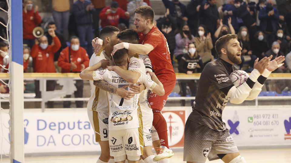 Los jugadores del Noia Portus Apostoli celebran un gol.