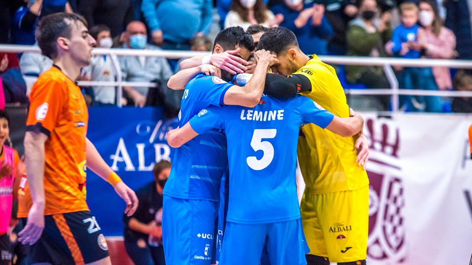 Los jugadores de Viña Albali Valdepeñas celebran un gol.