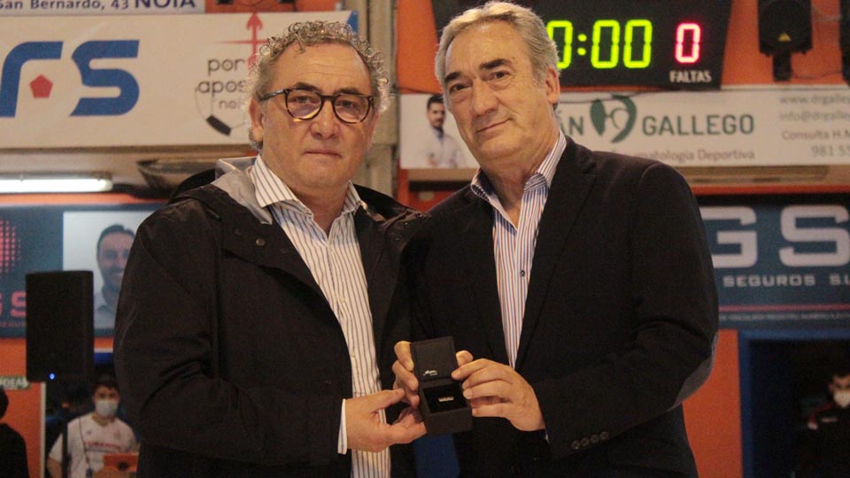 Severino Barreiro y Javier Lozano, durante la entrega de la insignia de oro de la LNFS.