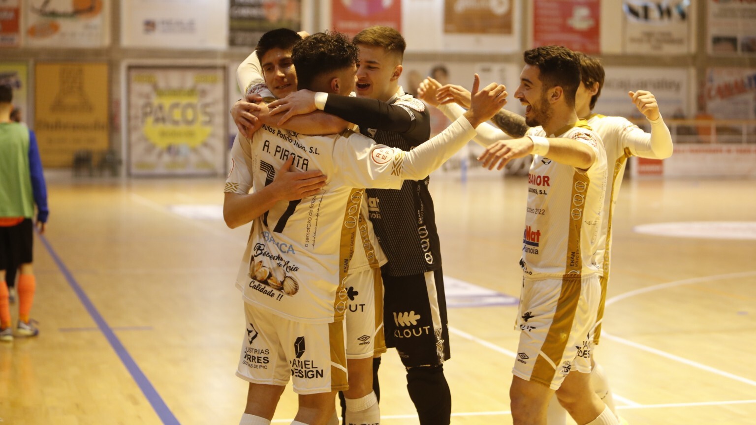 Los jugadores del Noia Portus Apostoli celebran un gol en el Agustín Mourís