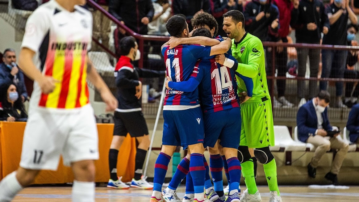 El Levante UD FS celebra un gol ante el Industrias Santa Coloma