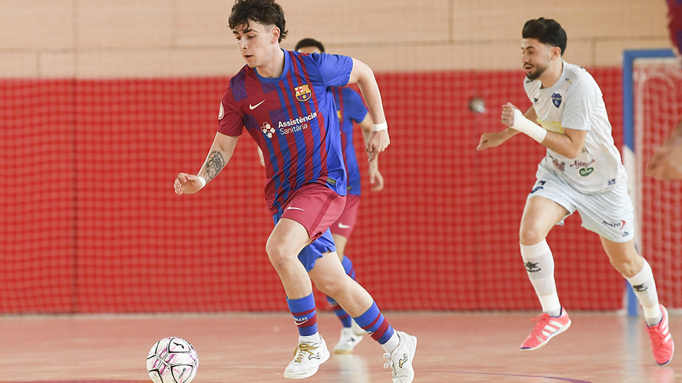 Carrasco, del Barça B, conduce el balón durante un partido