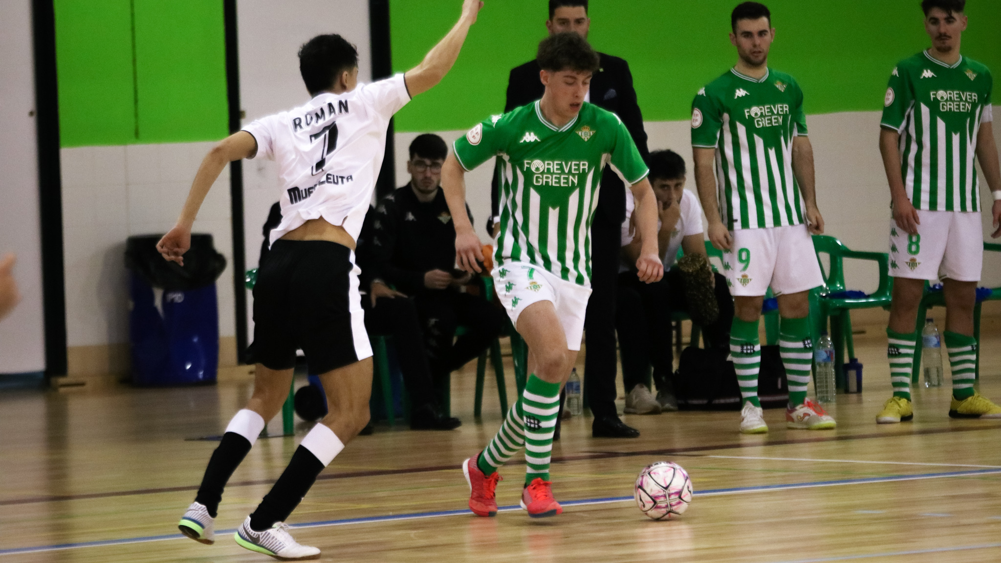 Guido García, del Real Betis Futsal B, encara a Román Alvarado, de la UA Ceutí