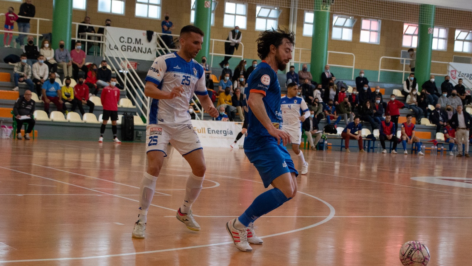 Nano Modrego, del Full Energía Zaragoza, recibe la pelota de espaldas ante la marca de Kevin Chis, de O Parrulo Ferrol (Fotografía: Pedro Luis Serrano)