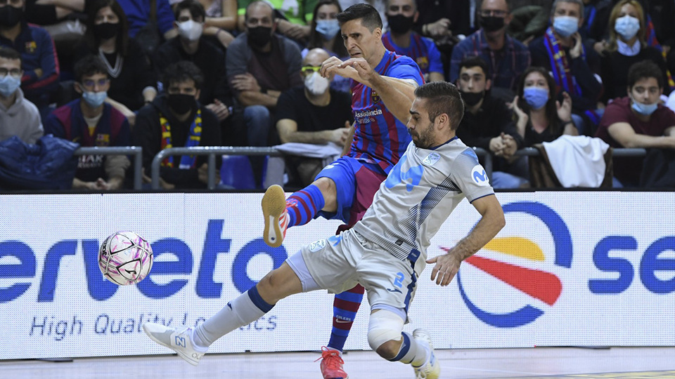 Carlos Ortiz, del Barça, golpea el balón ante Cecilio, de Inter FS